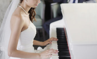 湯房蔵屋JOB(女の子求人)サイト_ピアノを引く花嫁