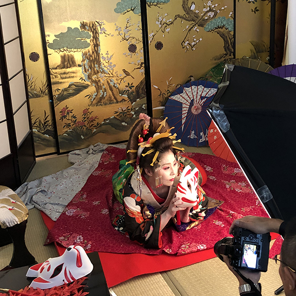 湯房蔵屋JOB(女の子求人)サイト_花魁撮影同行_小道具と色っぽいまり姉さん